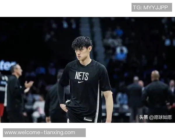 曾凡博与狄龙赛前激情致辞引发现场球迷热烈欢呼气氛高涨 曾凡博与狄龙赛前激情致辞引发现场球迷热烈欢呼气氛高涨