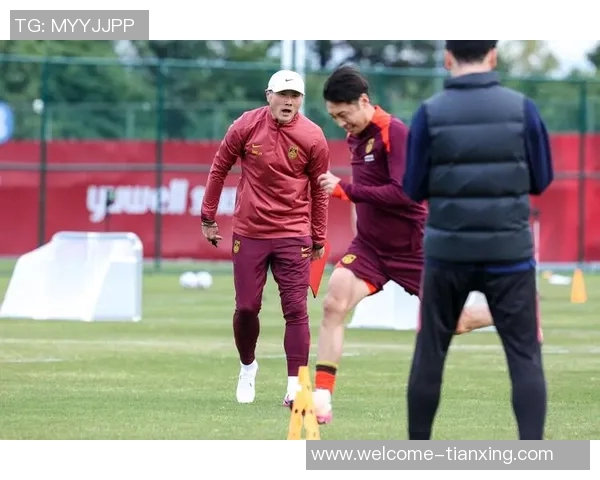 新一届国足今日下午正式开启新年首训邵佳一亲自为球员示范技战术